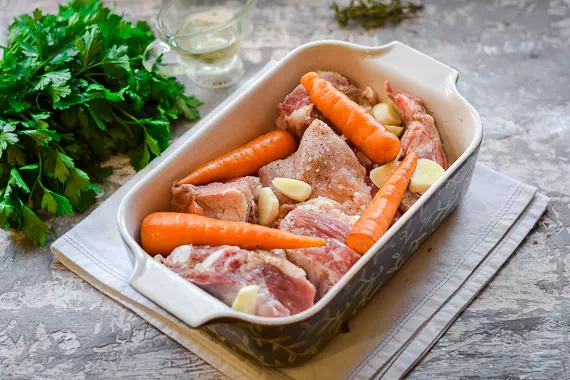 свиные ребрышки в духовке с морковью и луком рецепт фото 5